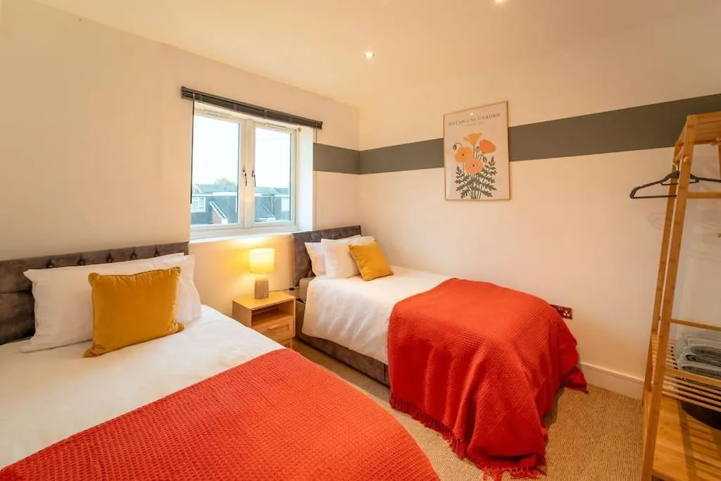 Huge Monthly Savings - Private Parking & Wifi Villa Down Hatherley United Kingdom