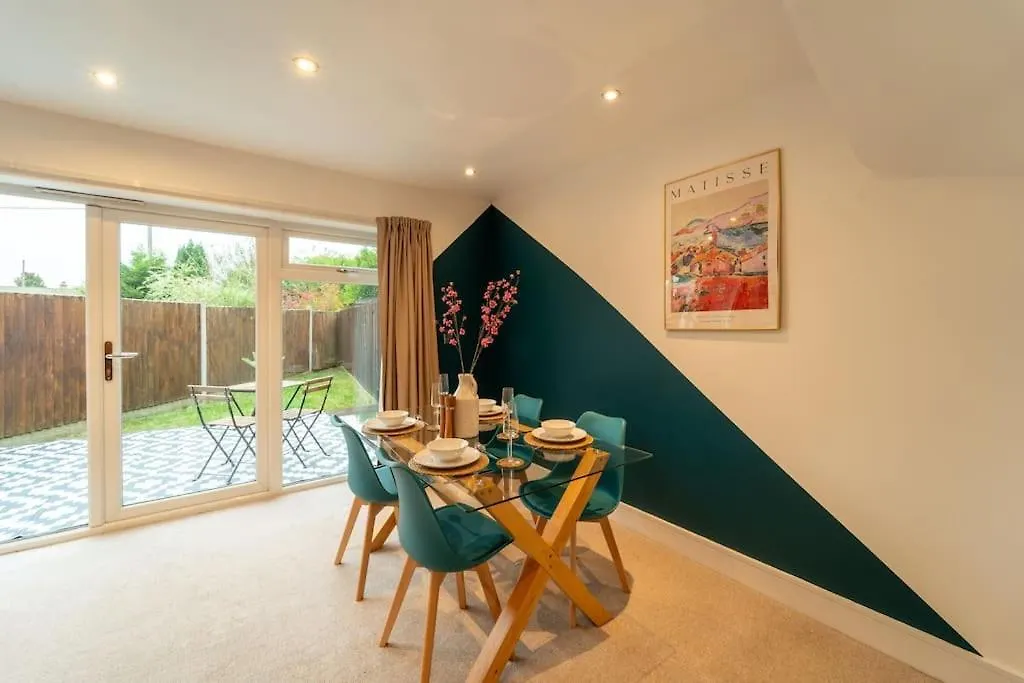 Huge Monthly Savings - Private Parking & Wifi Villa Down Hatherley Holiday home
