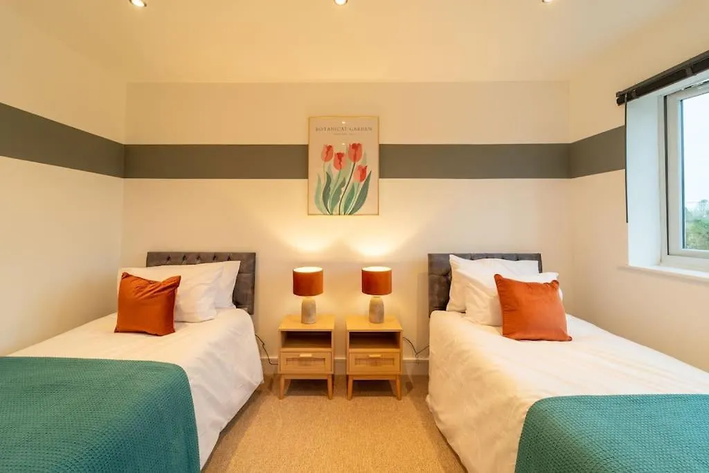Huge Monthly Savings - Private Parking & Wifi Villa Down Hatherley