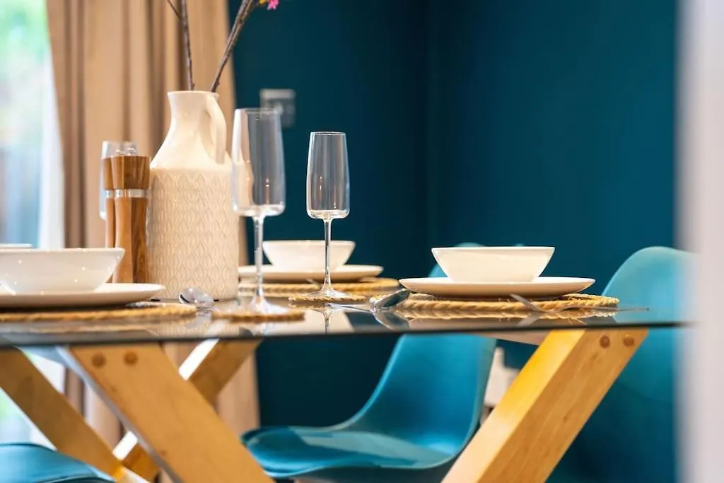 Huge Monthly Savings - Private Parking & Wifi Villa Down Hatherley 0*,