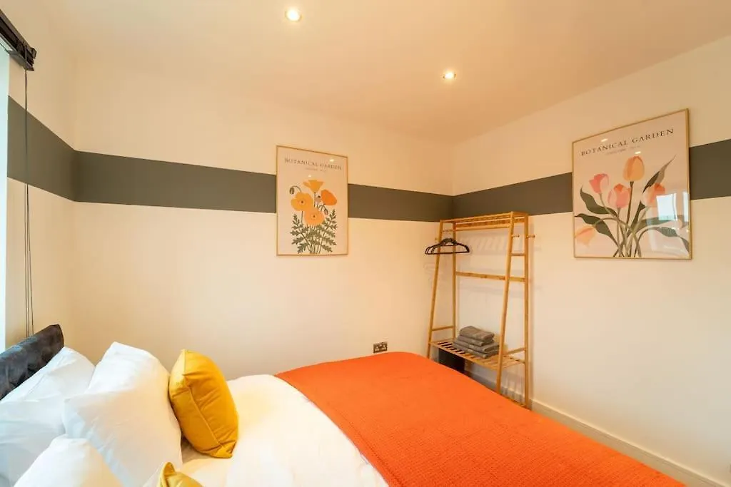 Huge Monthly Savings - Private Parking & Wifi Villa Down Hatherley Holiday home