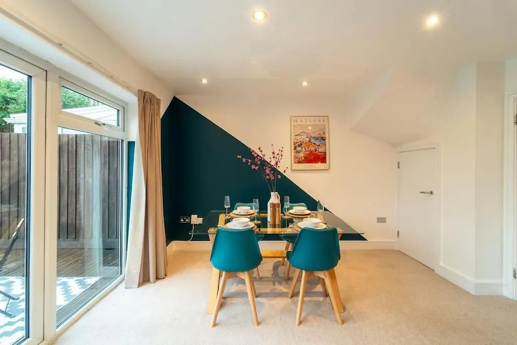 Huge Monthly Savings - Private Parking & Wifi Villa Down Hatherley