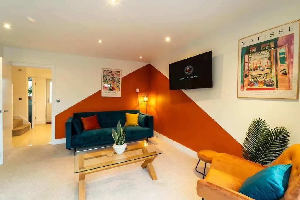 Holiday home Huge Monthly Savings - Private Parking & Wifi Villa Down Hatherley United Kingdom