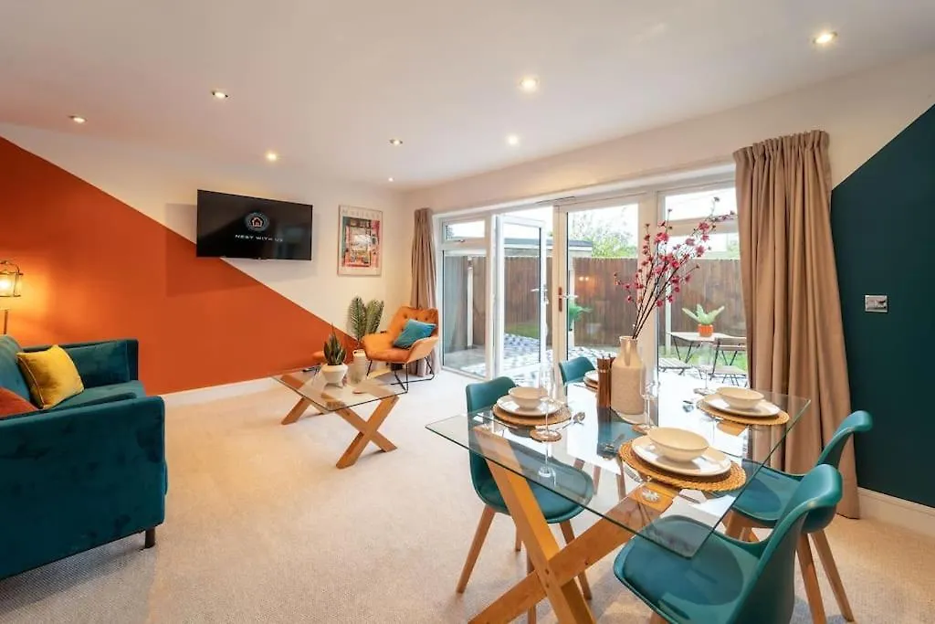 Huge Monthly Savings - Private Parking & Wifi Villa Down Hatherley United Kingdom