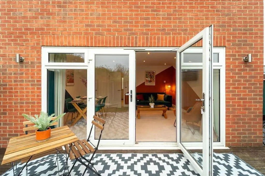 Huge Monthly Savings - Private Parking & Wifi Villa Down Hatherley 0*,